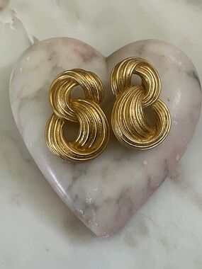 Avon vintage 80’sGold-Tone Twisted Loop Statement Earrings